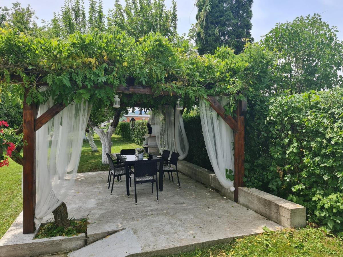 House Wisteria Villa Раковица Екстериор снимка