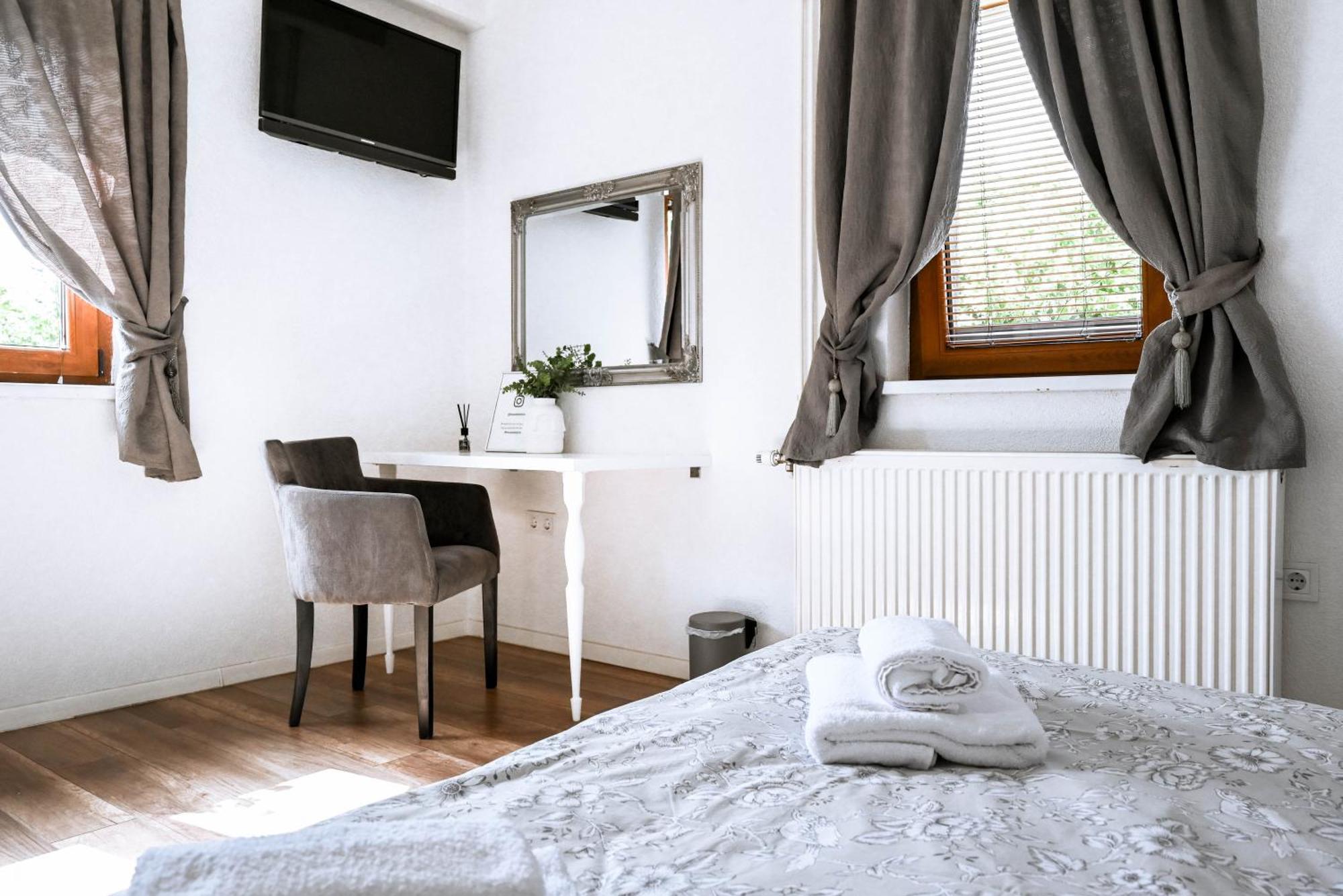 House Wisteria Villa Раковица Екстериор снимка