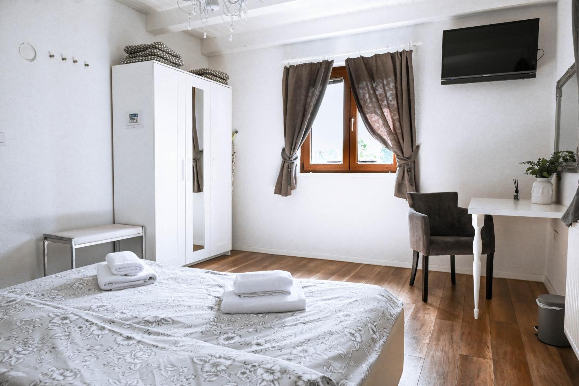 House Wisteria Villa Раковица Екстериор снимка