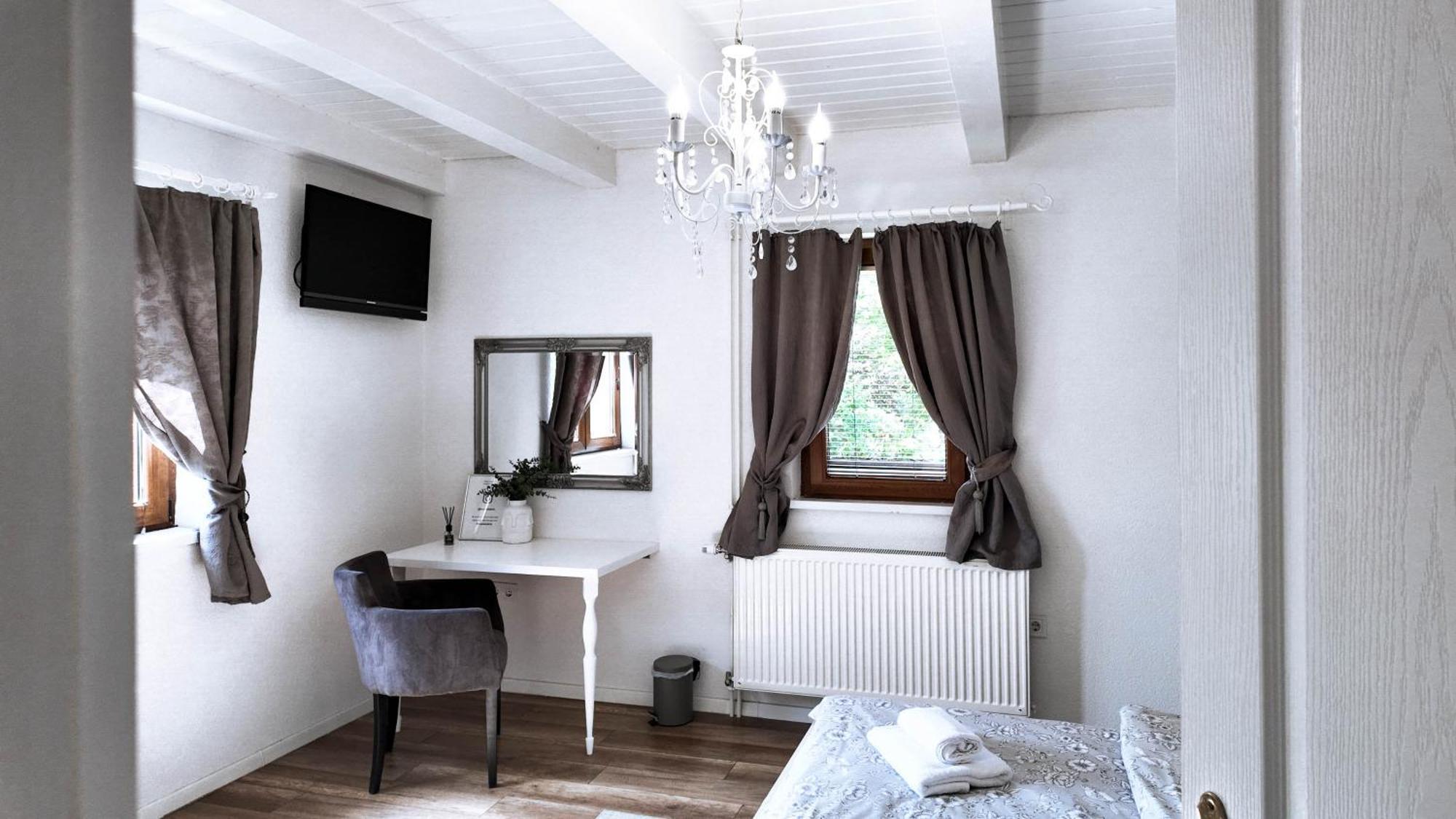 House Wisteria Villa Раковица Екстериор снимка